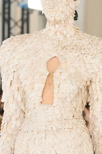 Look 28